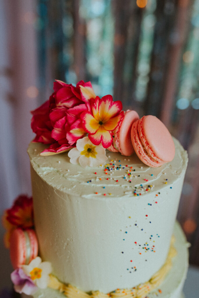 Edible flowers on the wedding cake